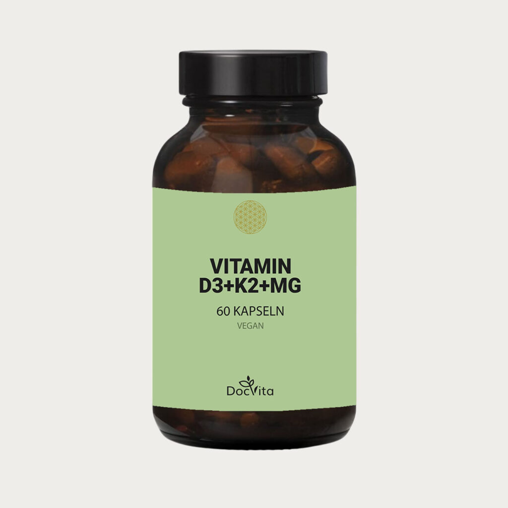 Braunglasflasche mit grünem Etikett von DocVita, enthält vegane Kapseln mit Vitamin D3, K2 und Magnesium (D3+K2+MG), 60 Stück.